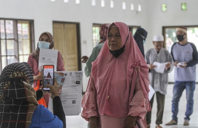 antarafoto-penyaluran-bantuan-program-sembako-di-depok-25022022-ada-5